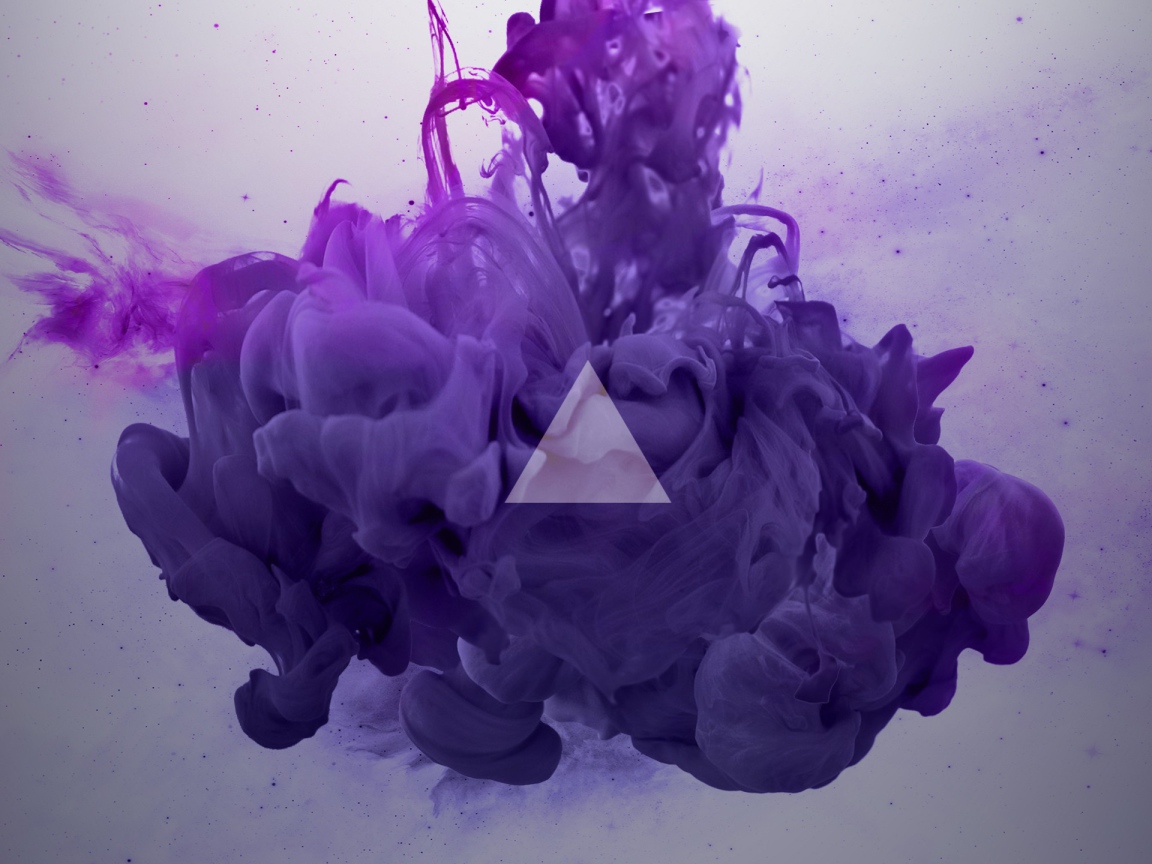 Треугольник на фоне фиолетового дыма