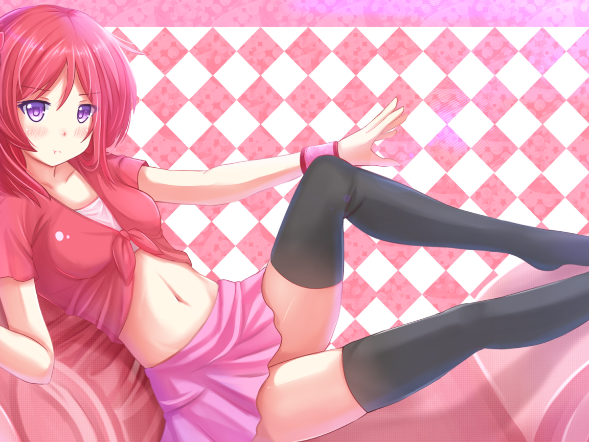 Аниме девушка в розовом окружении