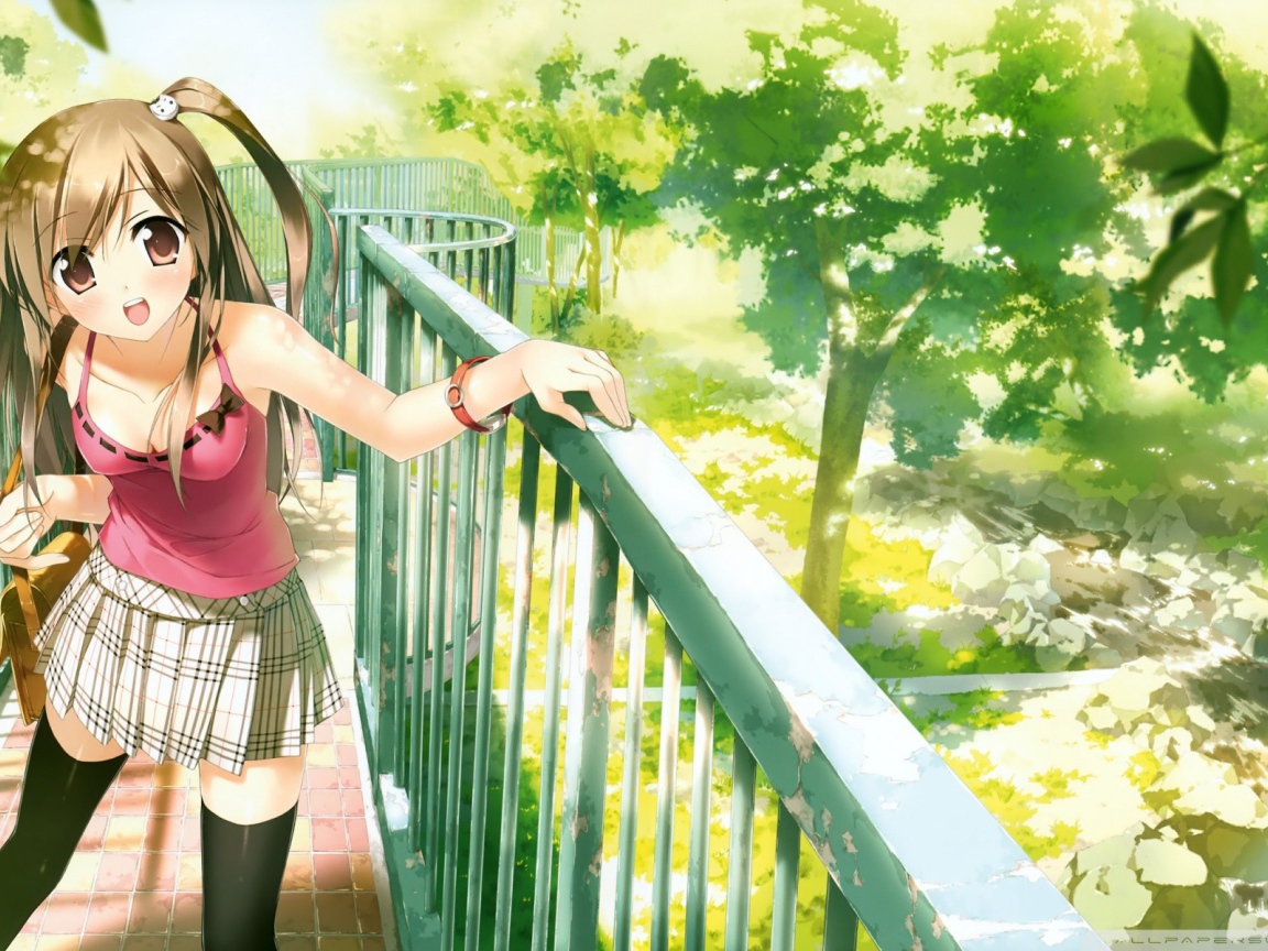 Девушка аниме идет по огороженной тропинке