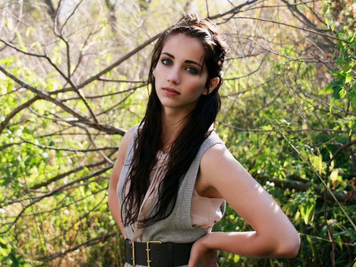 Эмили Радд на фоне зелени