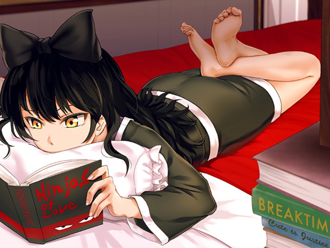 Девушка читает книгу в аниме RWBY