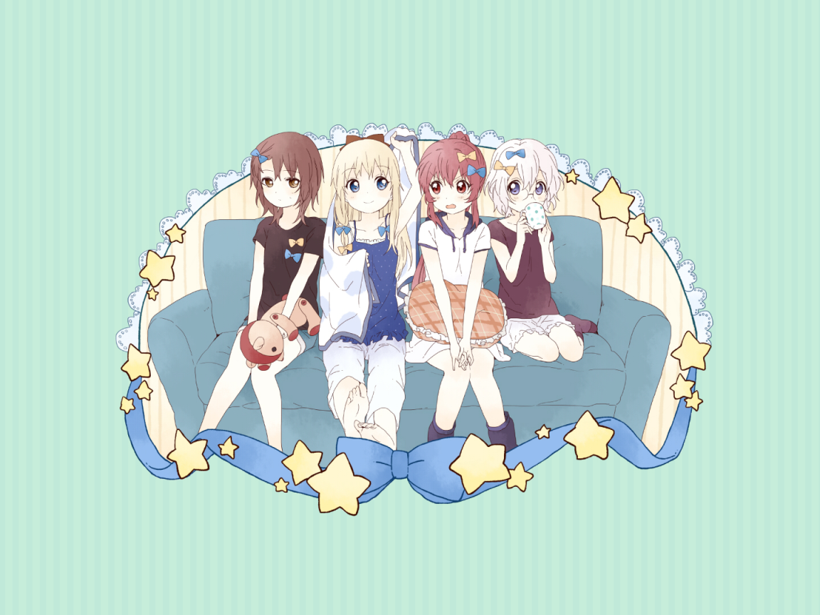 Девушки из аниме Юру юри сидят на голубом диване