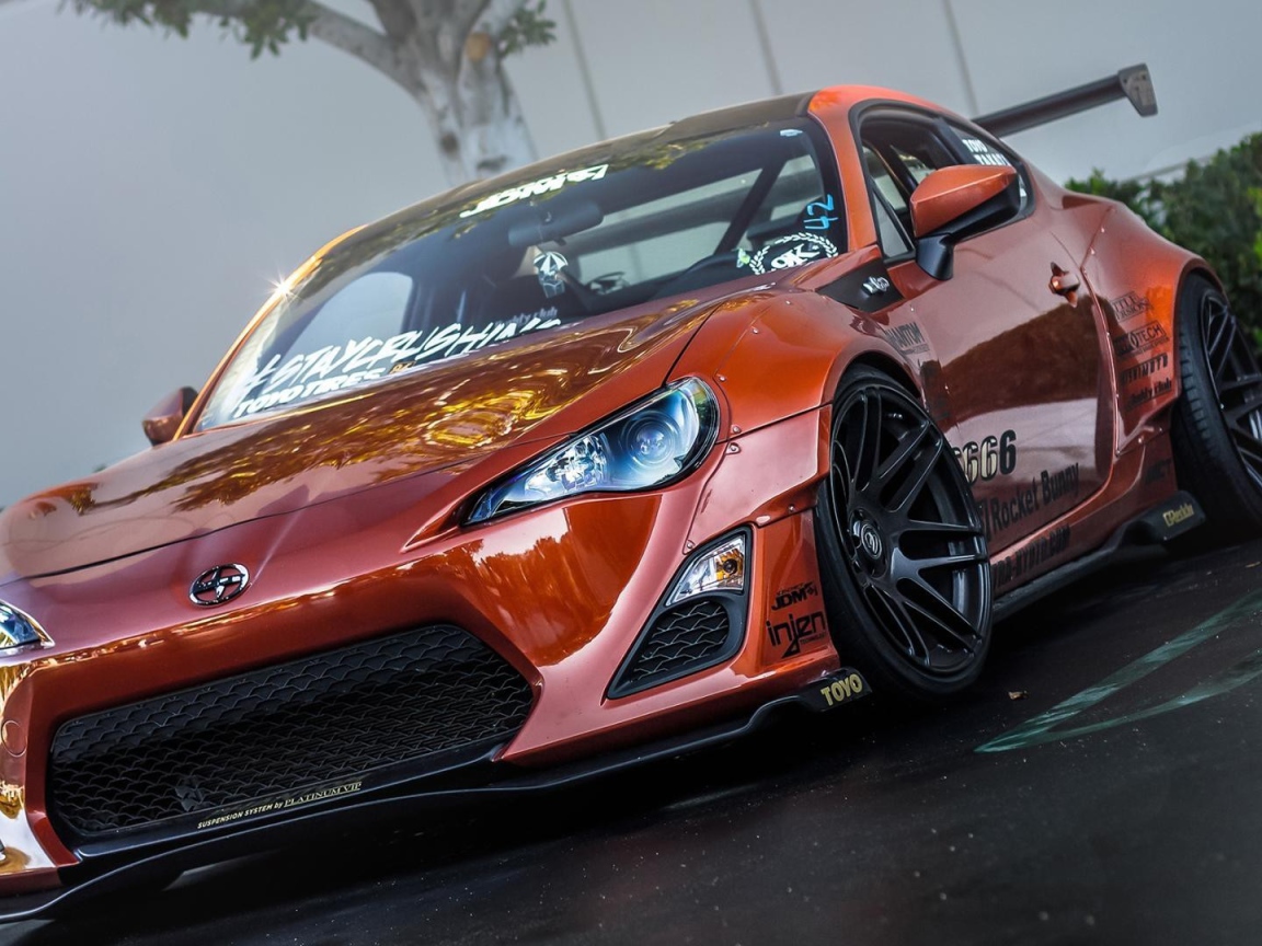 Красивый красный автомобиль Scion