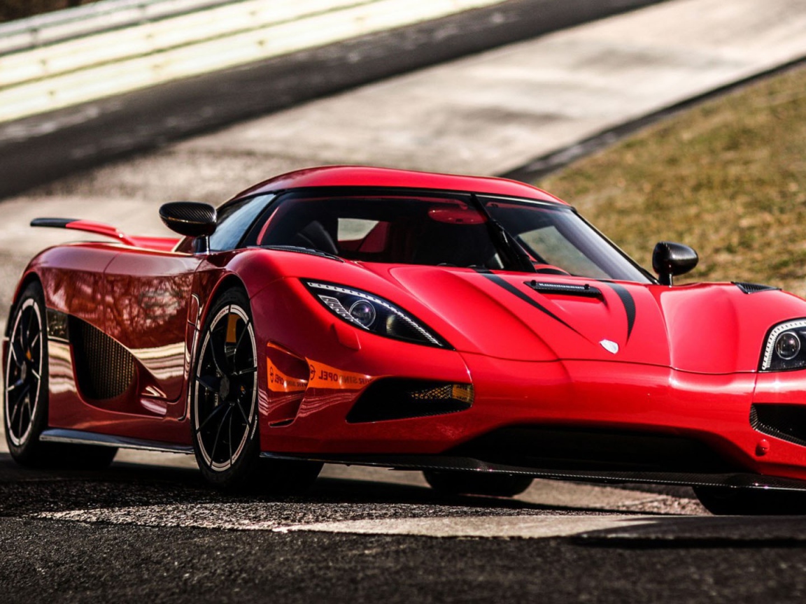 Красивый красный спортивный автомобиль