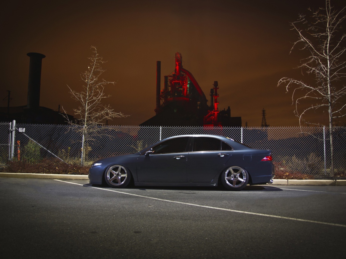 Черная Honda на фоне ночного завода