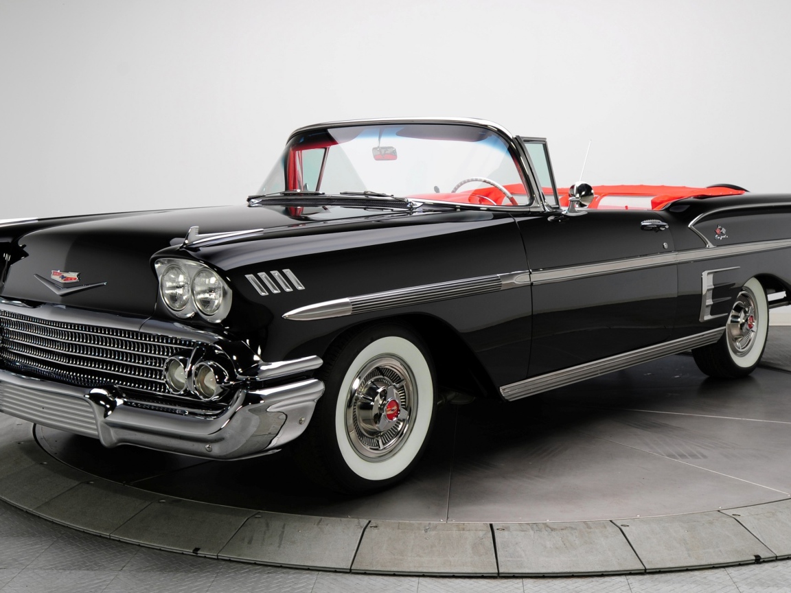 Черный ретро автомобиль Кадиллак кабриолет