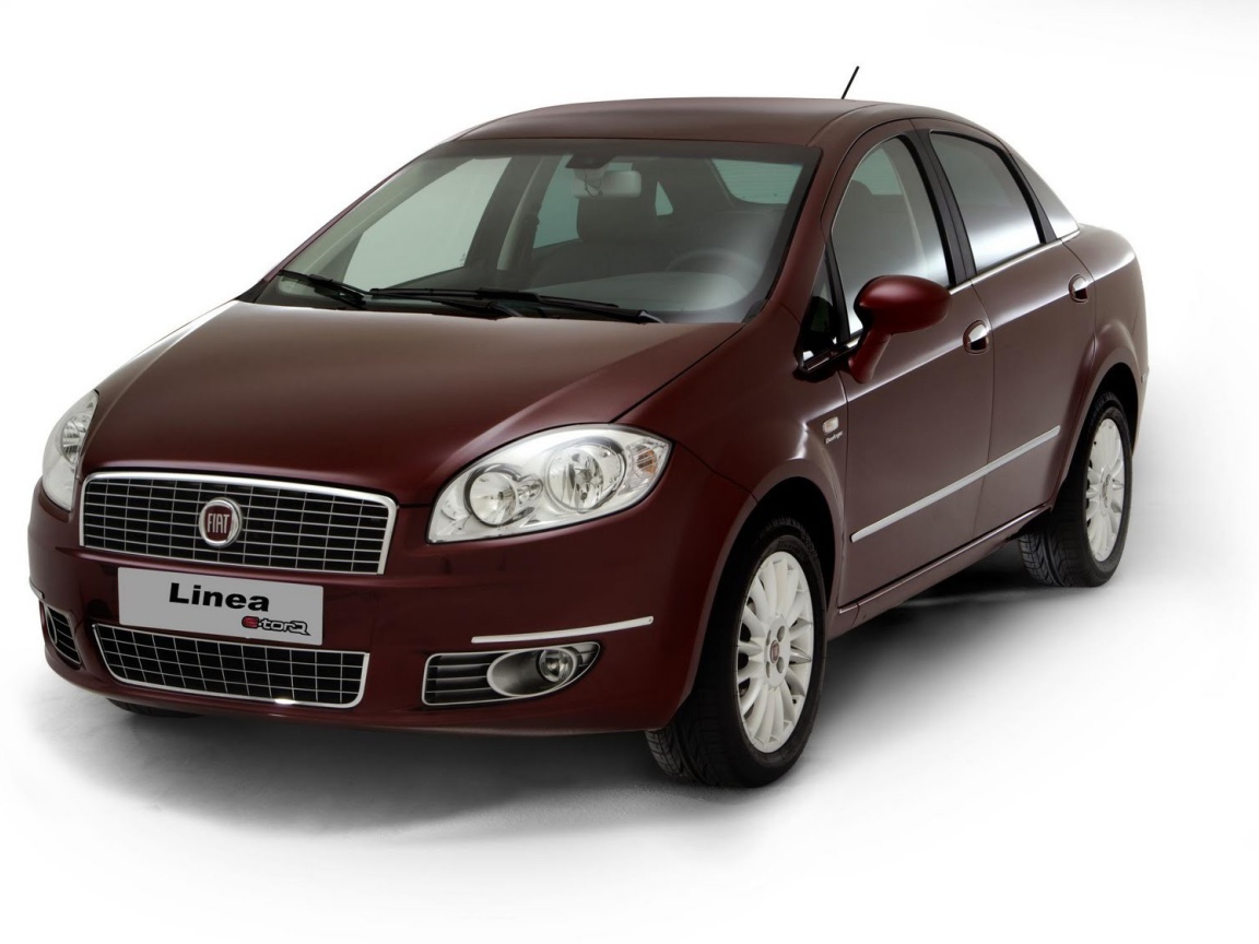 Темно коричневый Fiat Linea на белом фоне