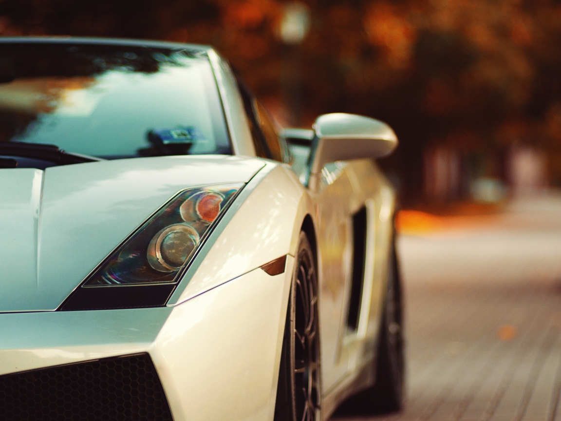 Дорогой спортивный автомобиль на улице