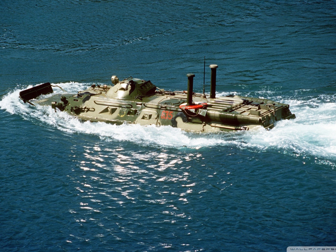 Плавающий военный бронетранспортер