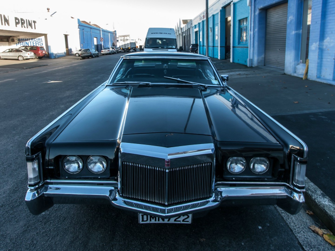 Великолепный черный Lincoln Continental