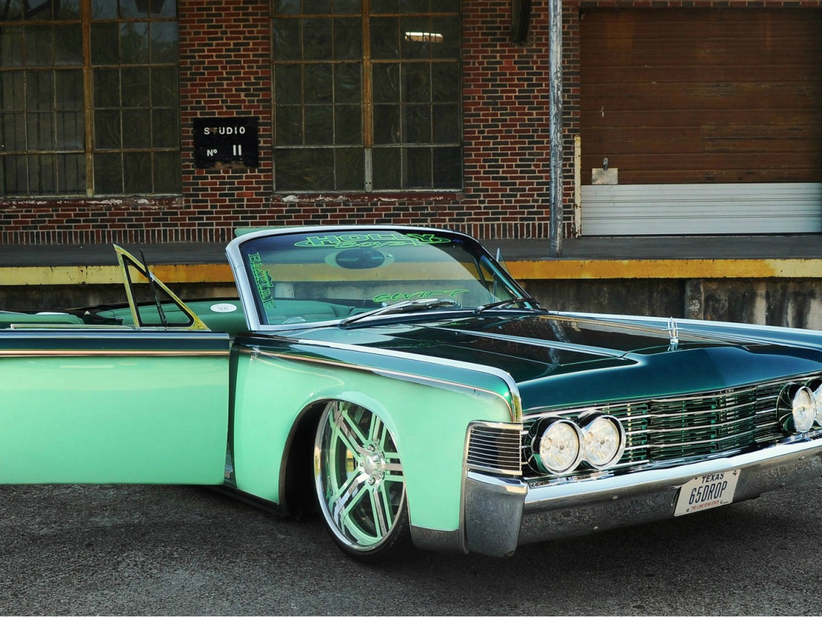 Зеленый автомобиль Lincoln Continental