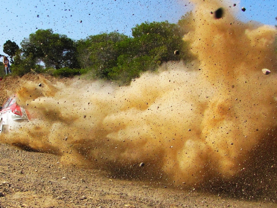 Выброс гравия из под колес автомобиля