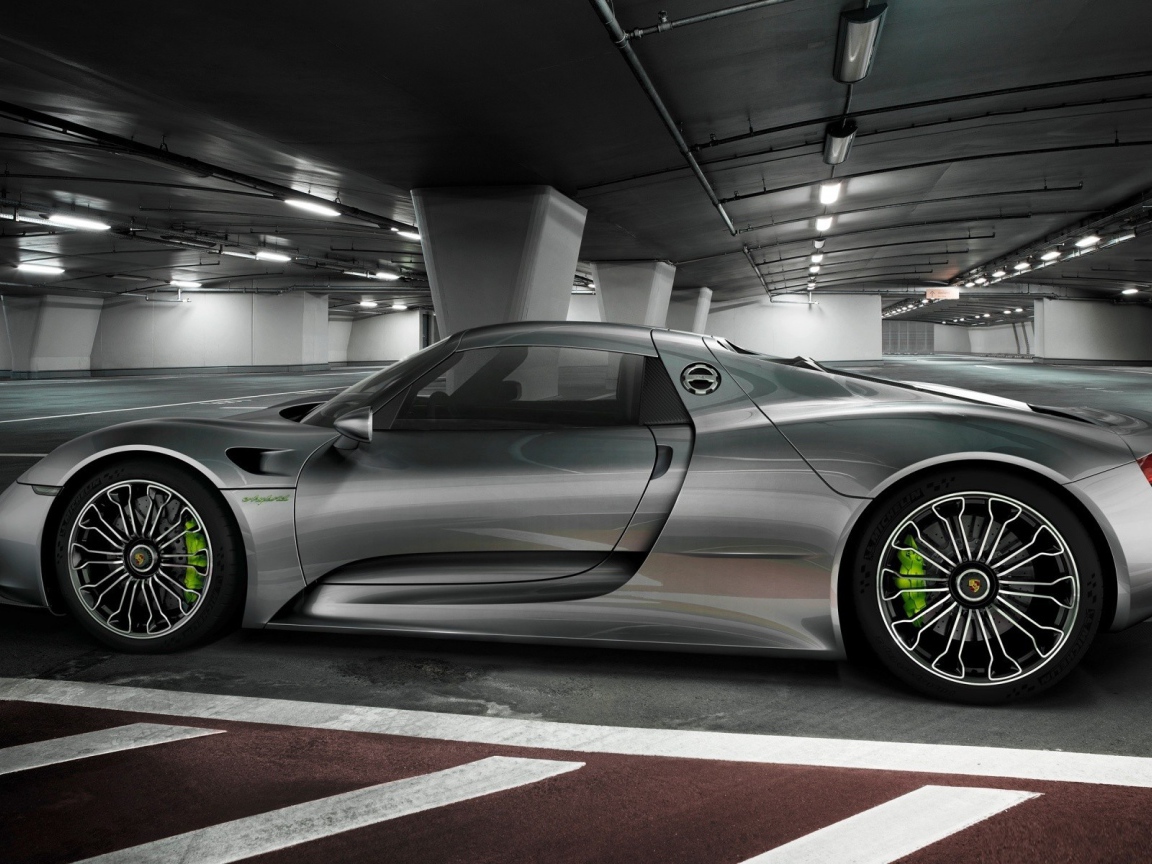 Роскошный серебрянный автомобиль на подземной парковке