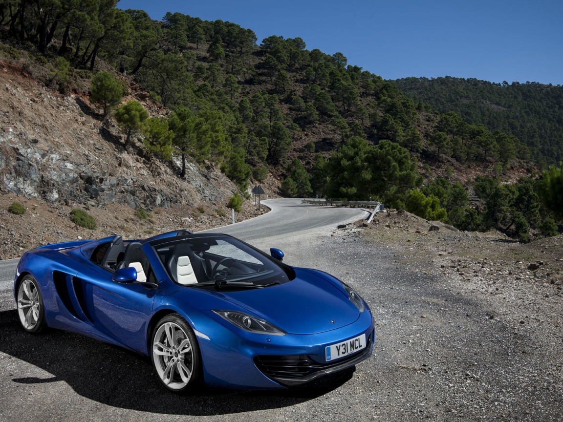 Кабриолет McLaren припаркован на обочине