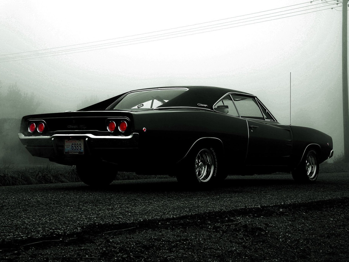 Мощный черный Dodge Charger