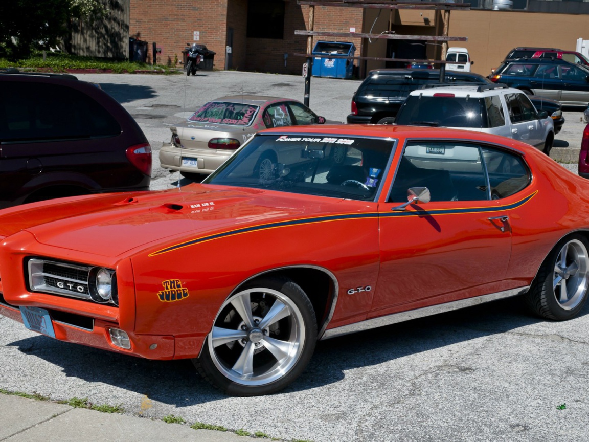 Красный Pontiac GTO Judge