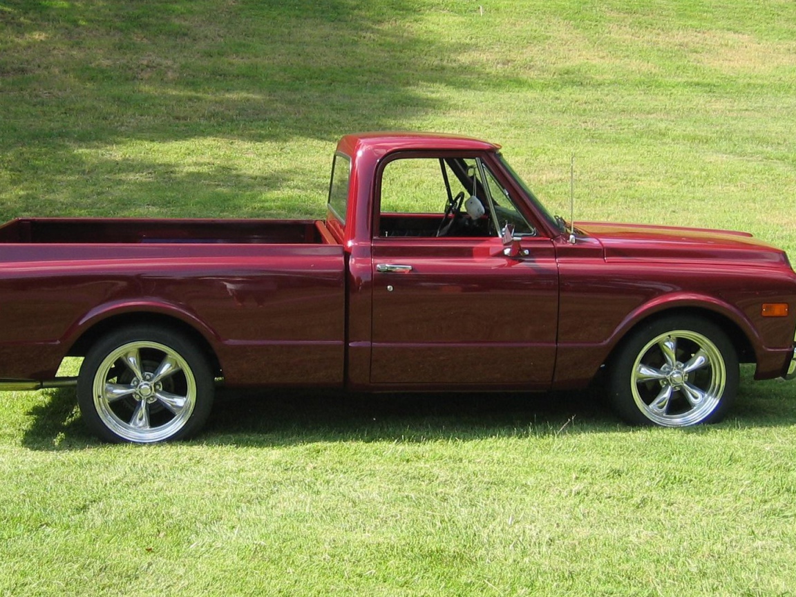 Красный мощный пикап