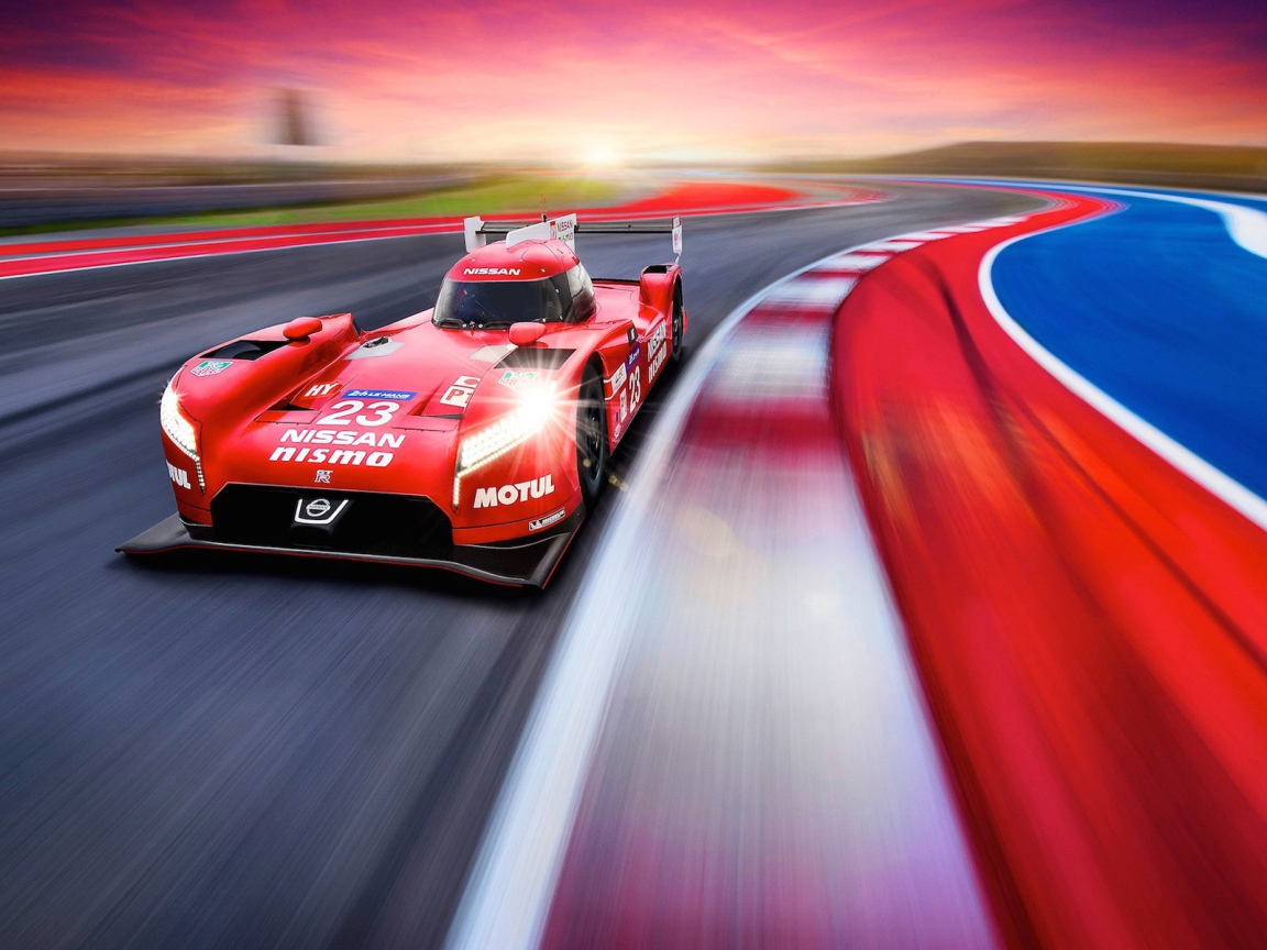 Красный гоночный автомобиль на треке