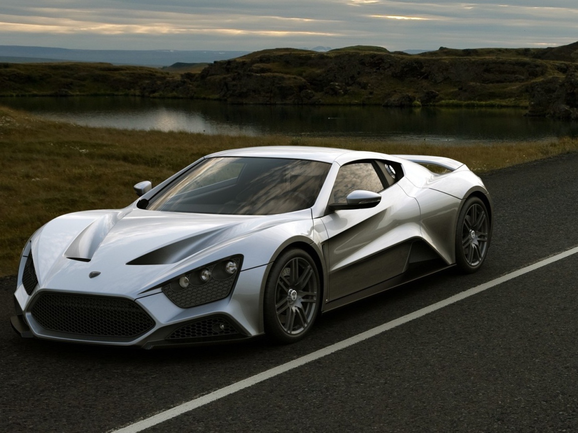 Серебристый автомобиль Zenvo ST1