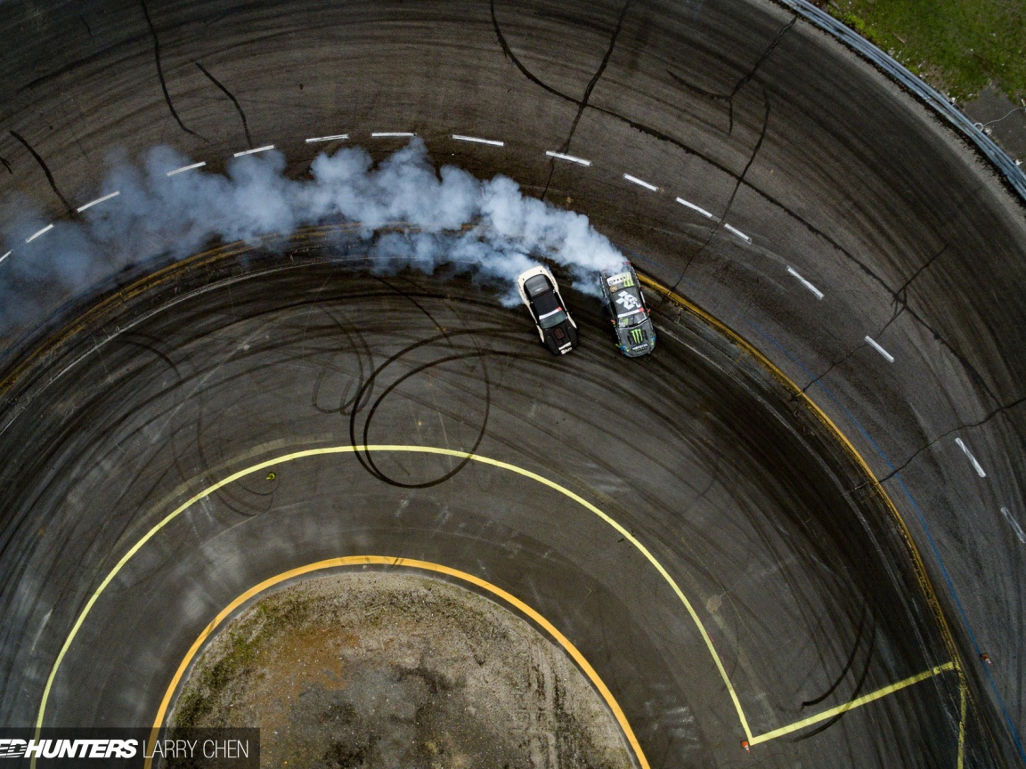Дым от дрифтующих автомобилей