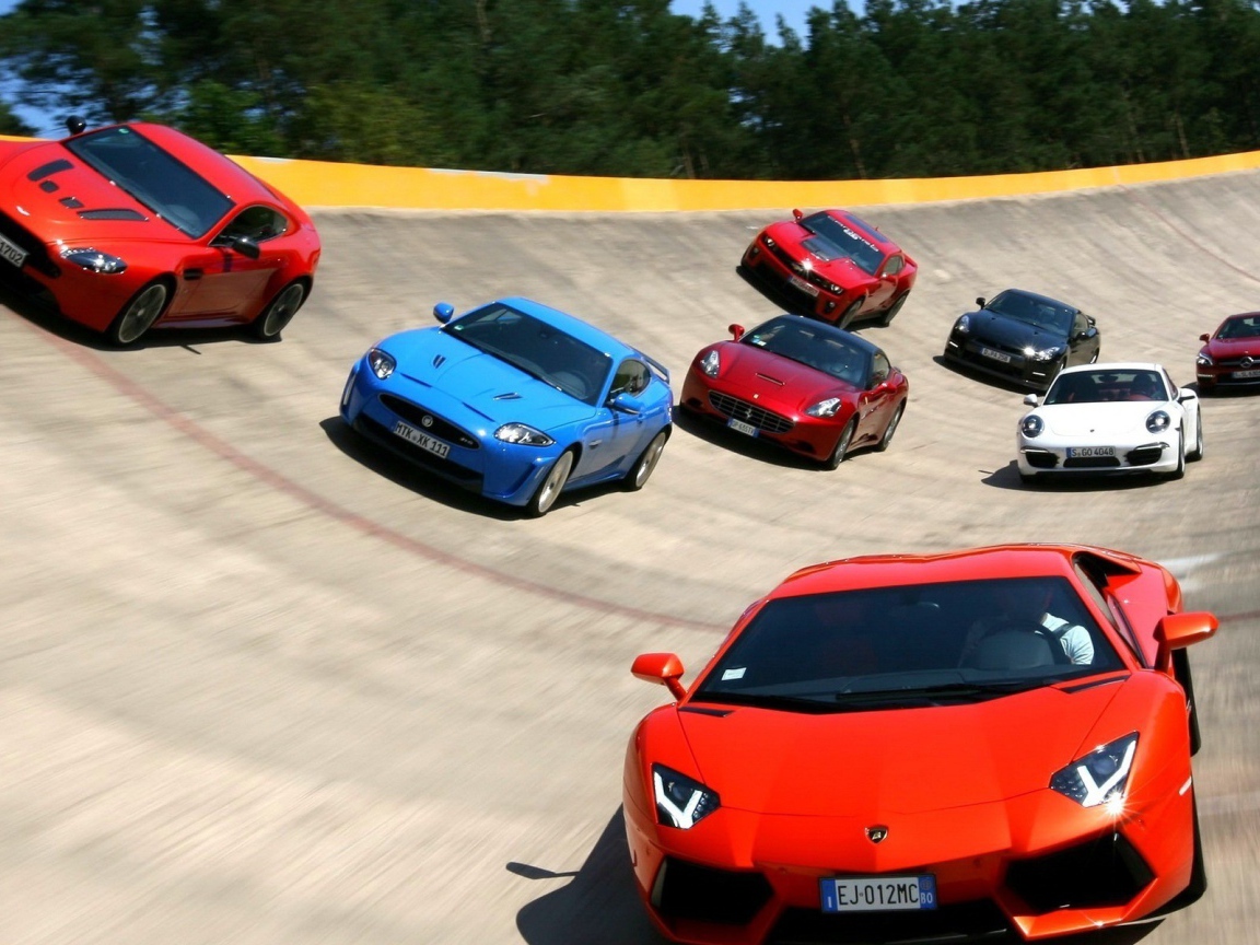 Спортивные суперкары на изогнутой поверхности