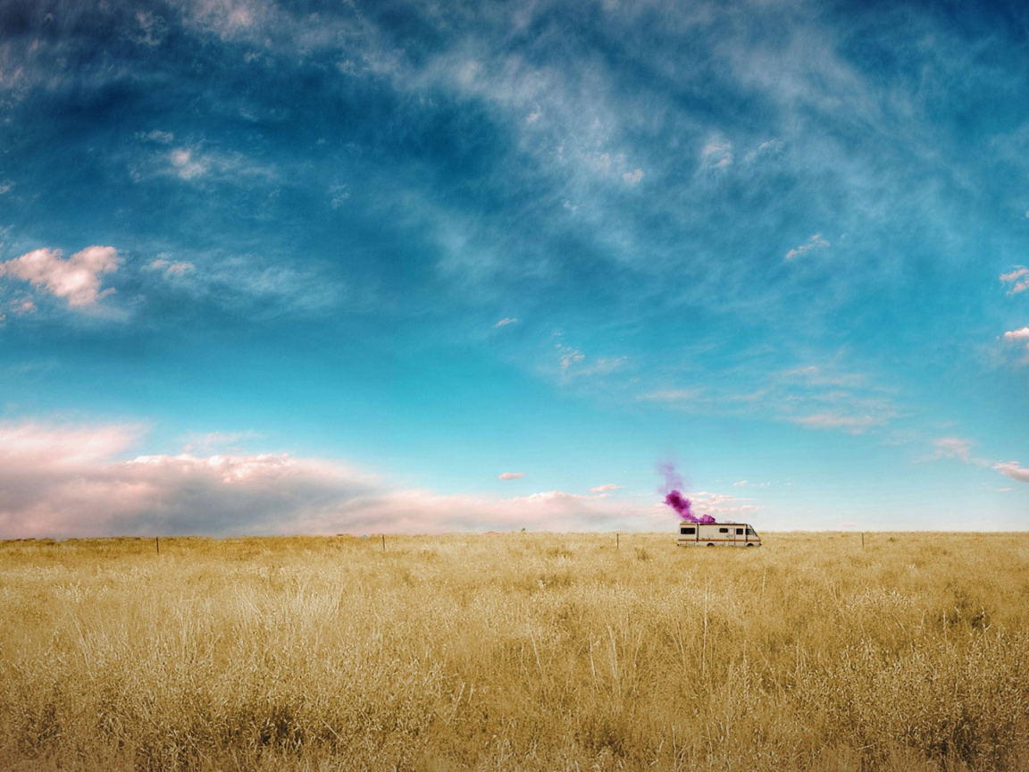 Автомобиль стоит среди поля