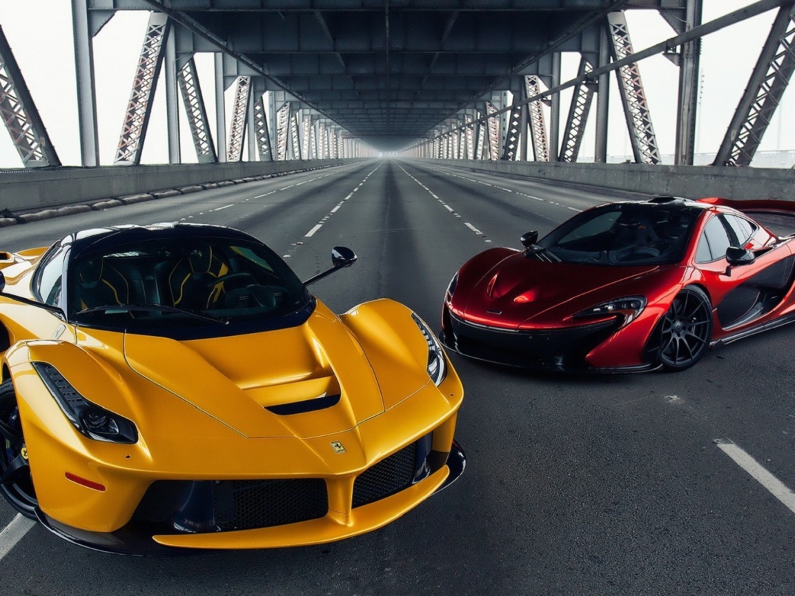 Два гоночных автомобиля на мосту