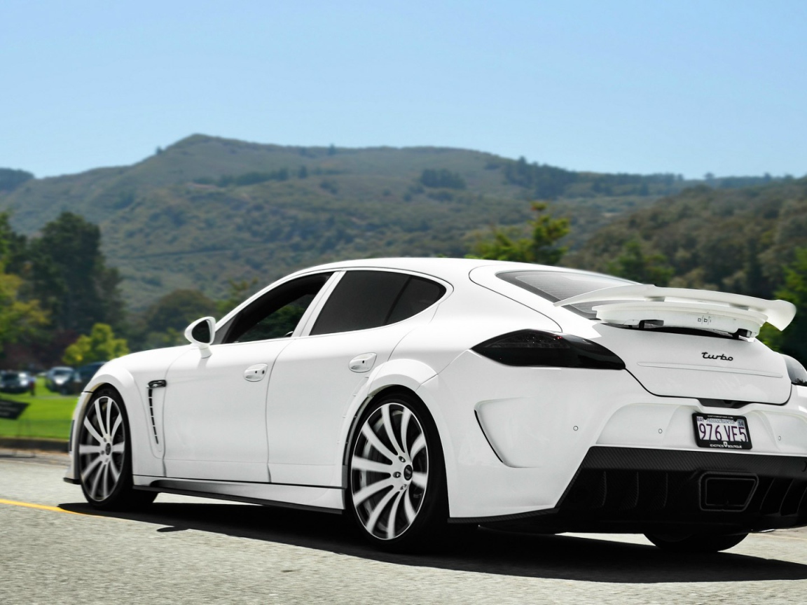 Белый Porsche Panamera Turbo