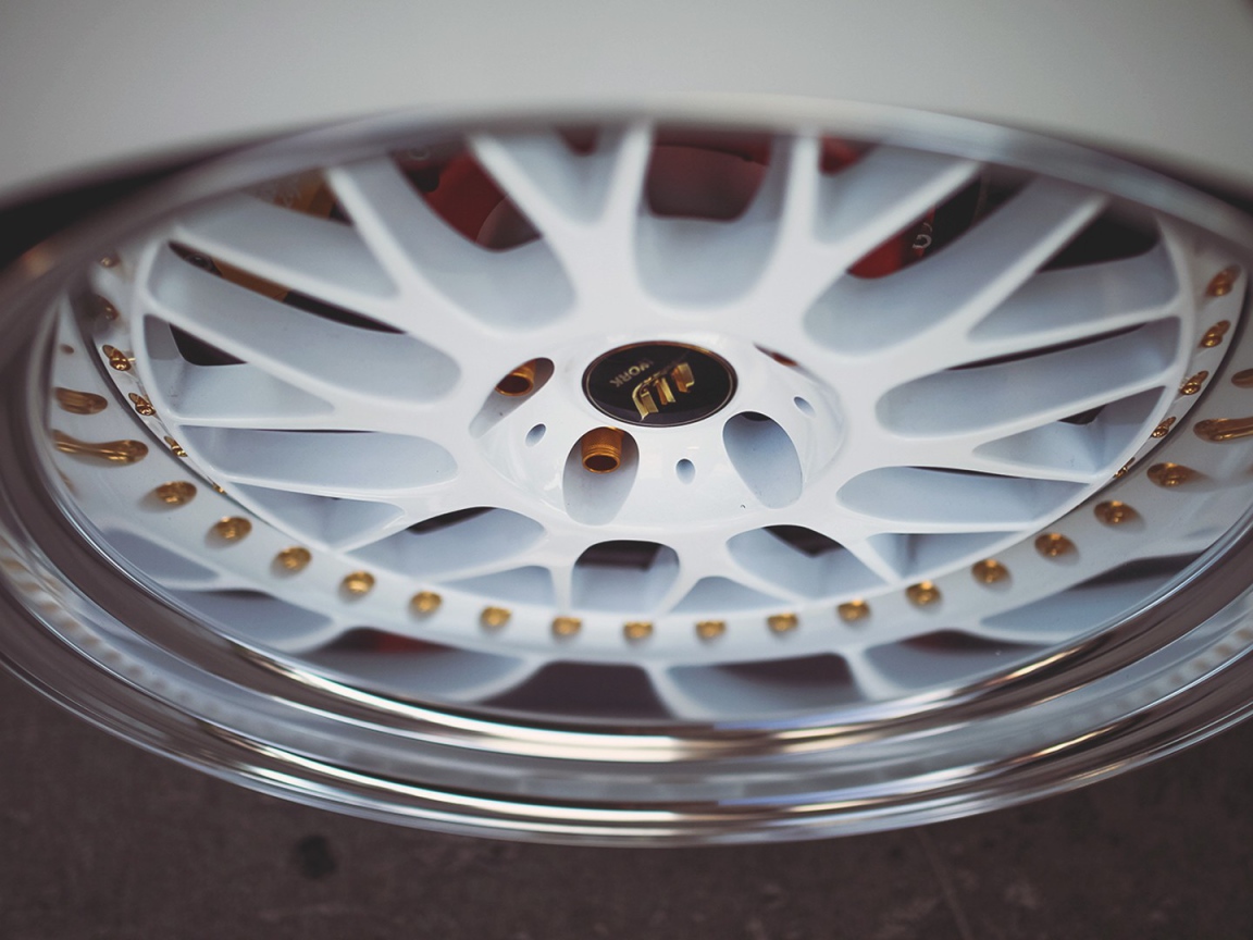 Белый автомобильный диск