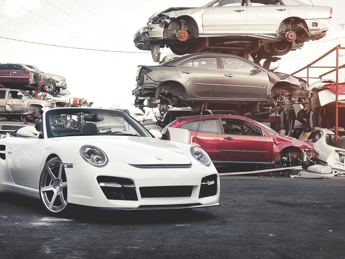 Белый кабриолет на свалке автомобилей