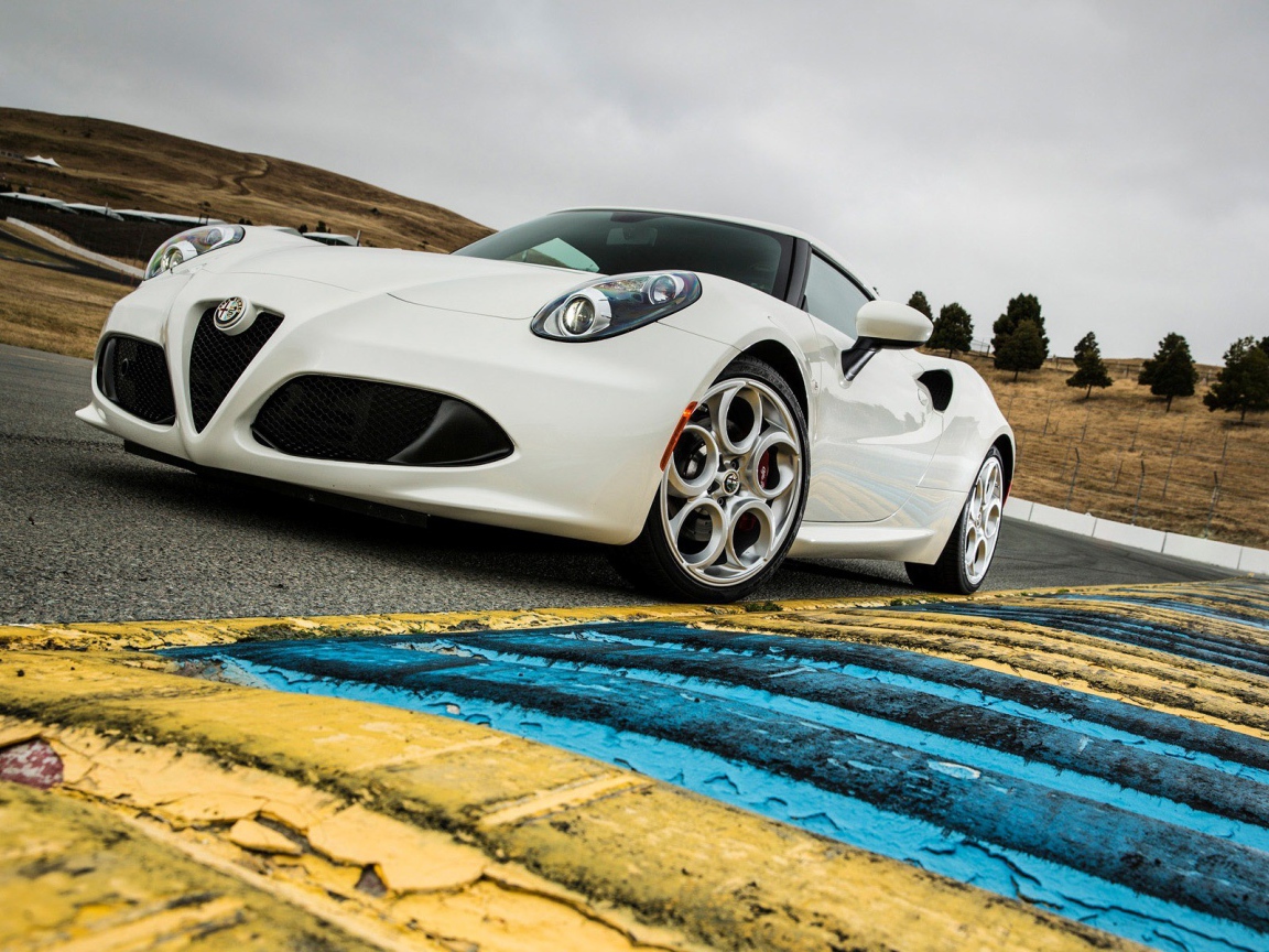 Спортивная машина Alfa Romeo 4C