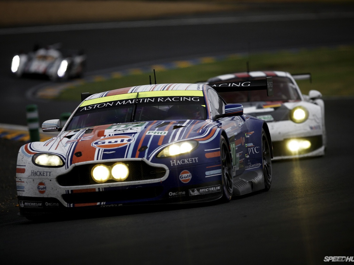 Гоночный Aston Martin с горящими фарами