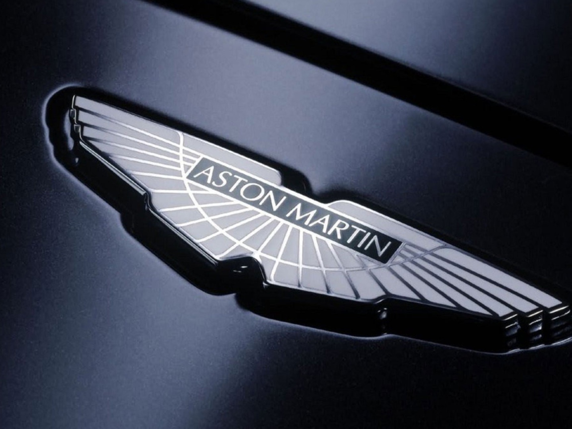 Логотип Aston Martin на черном фоне