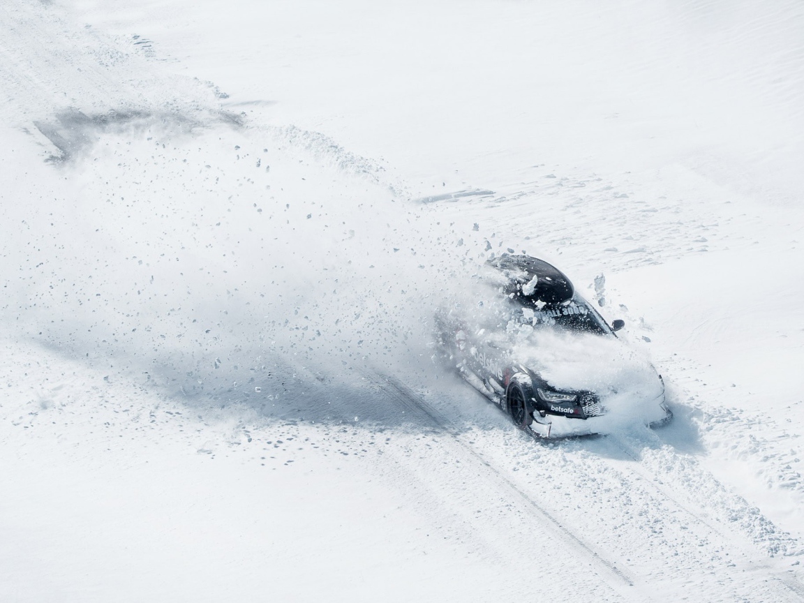 Audi RS6 Avant в снегу