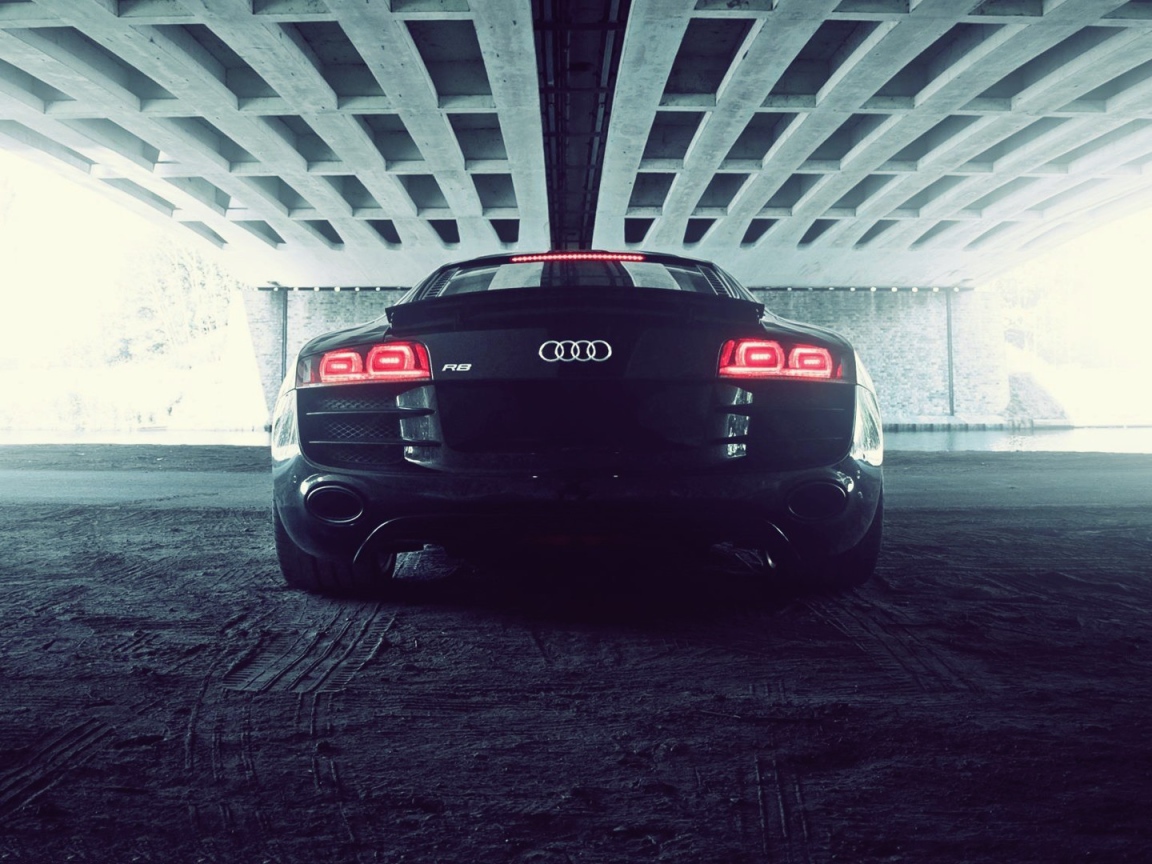 Черный Ауди под мостом