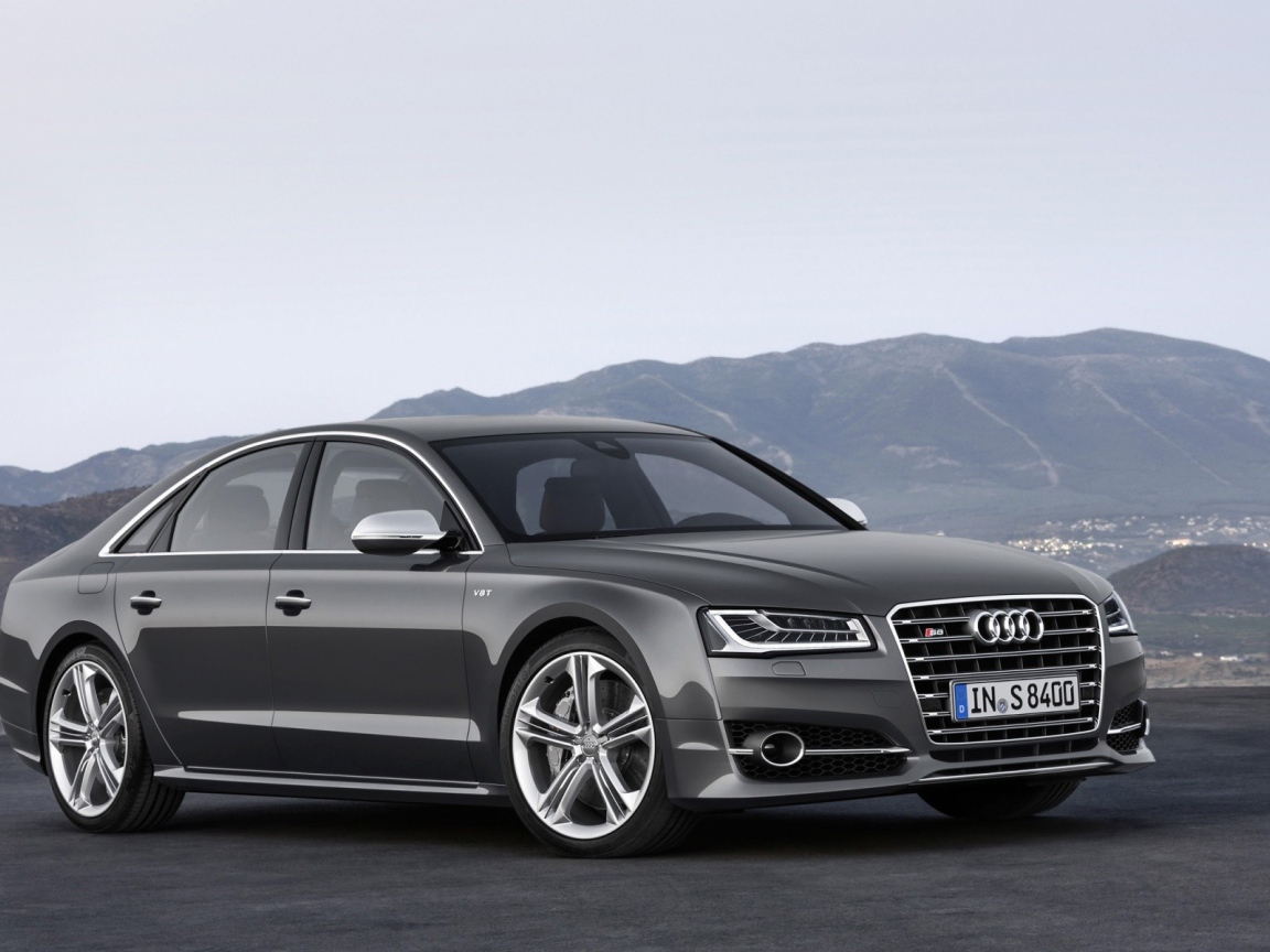 Серый семейный Ауди на фоне гор