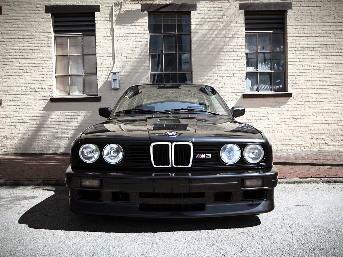 Черный БМВ Е-40 у стены