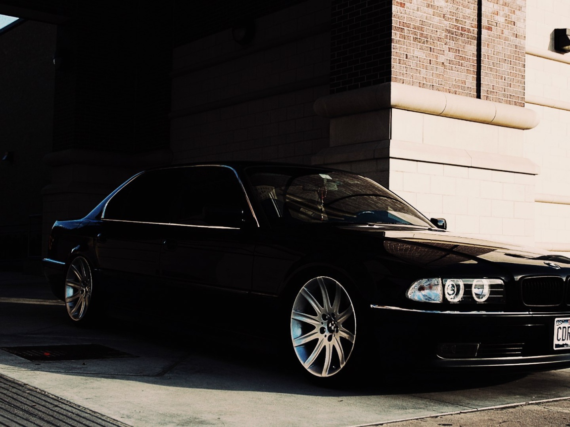Черный BMW 750 E38