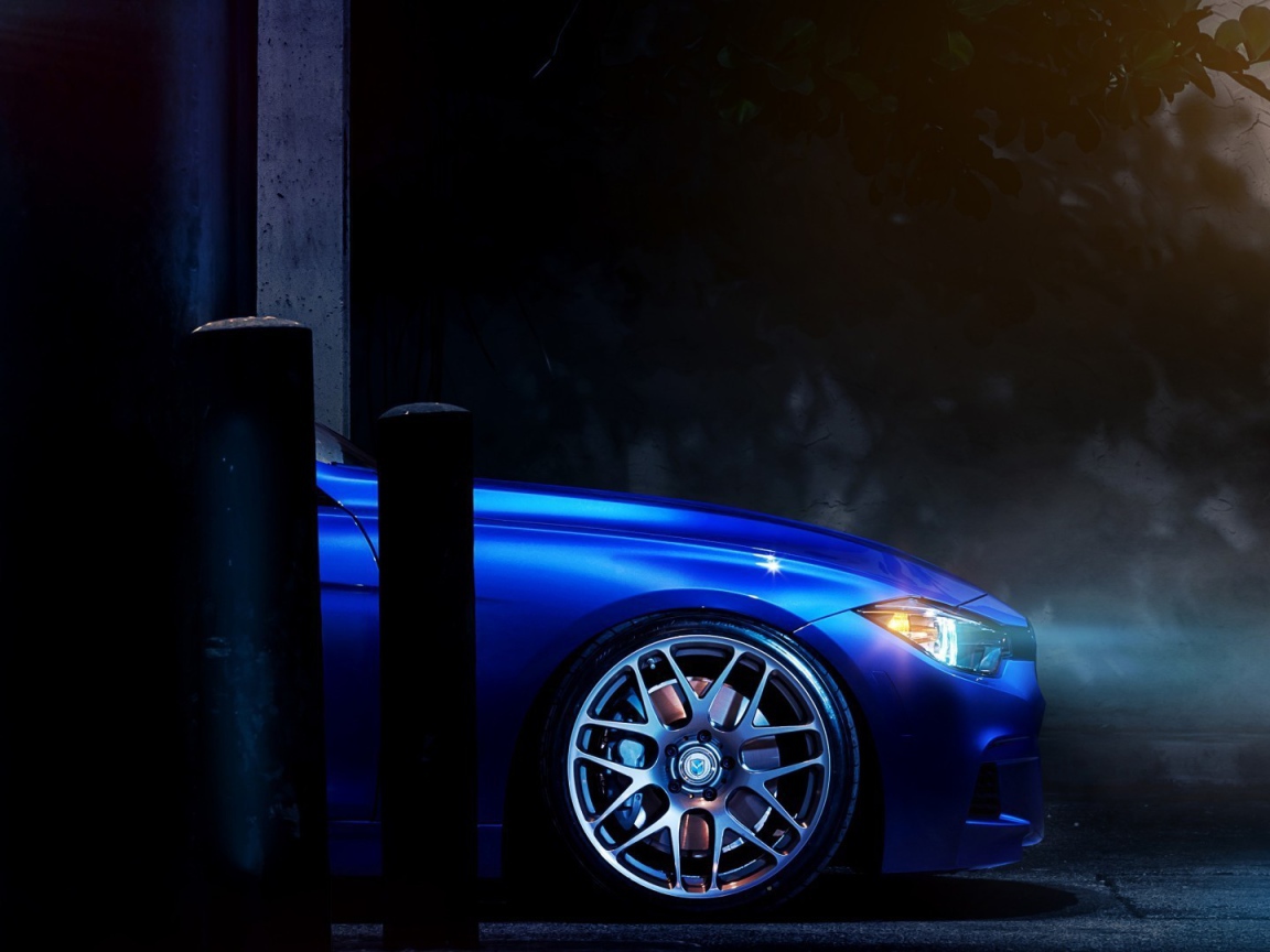 Перед голубого БМВ