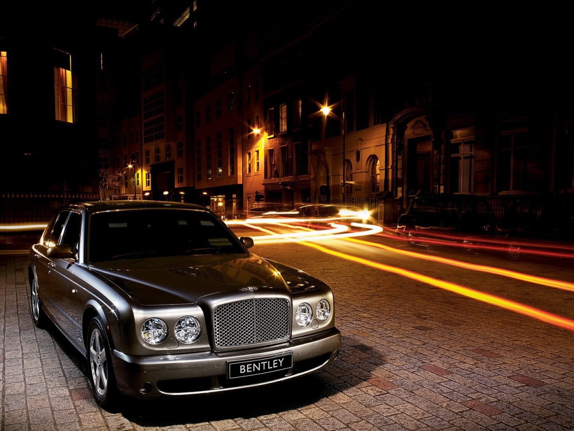 Бентли на темной улице