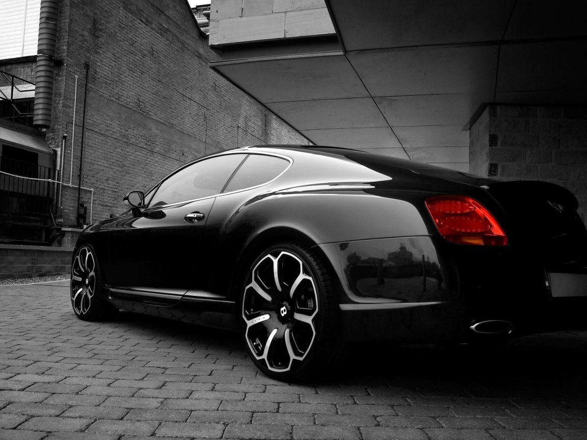 Черный Bentley заезжает в гараж