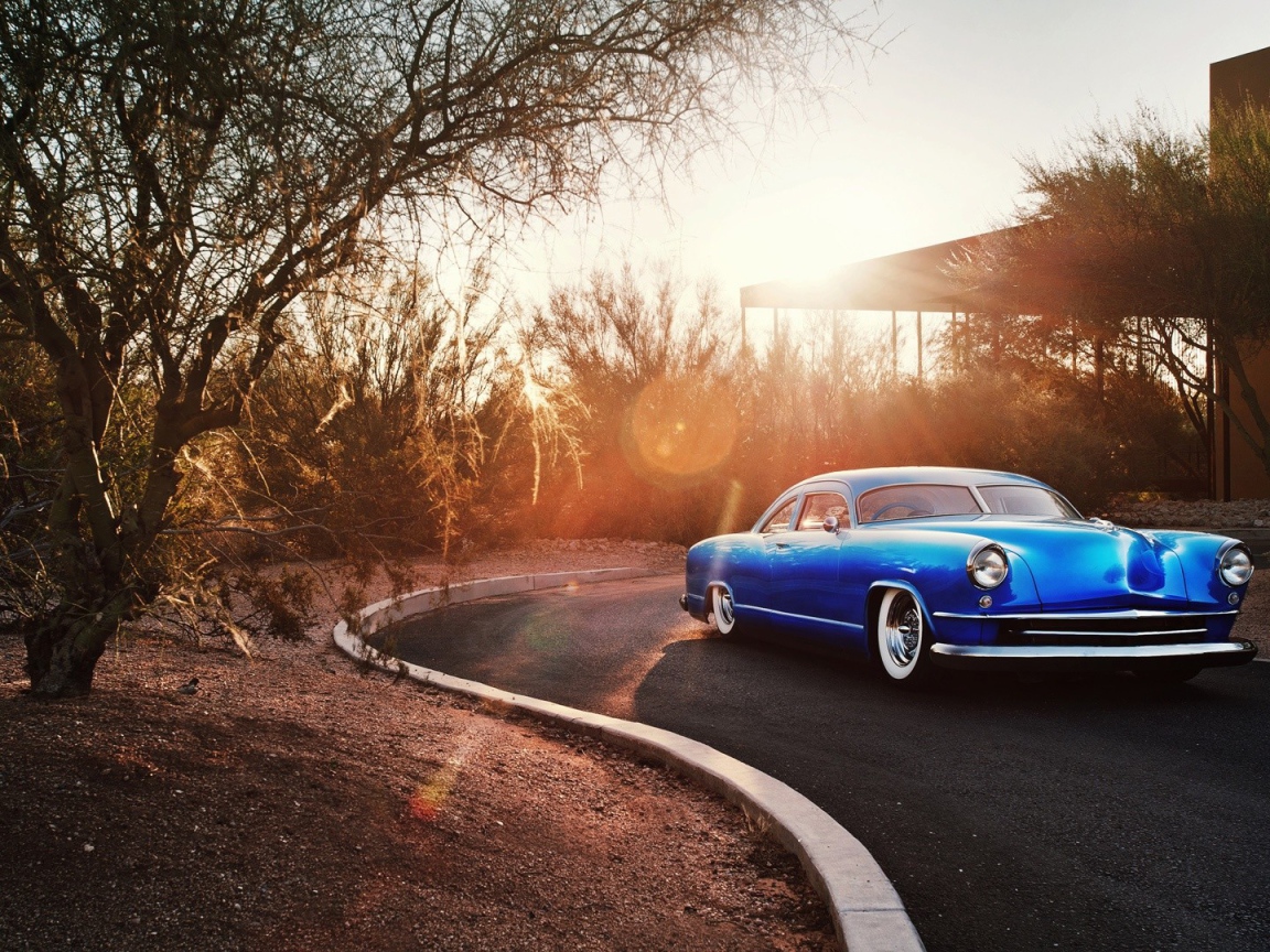 Голубой ретро автомобиль Chevrolet Kaiser