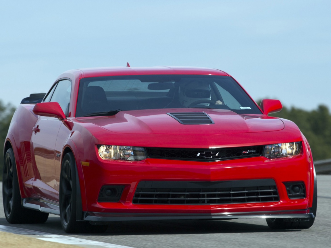 Великолепный красный Chevrolet Camaro