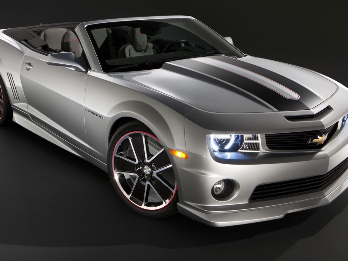 Серый кабриолет Chevrolet Camaro на сером фоне