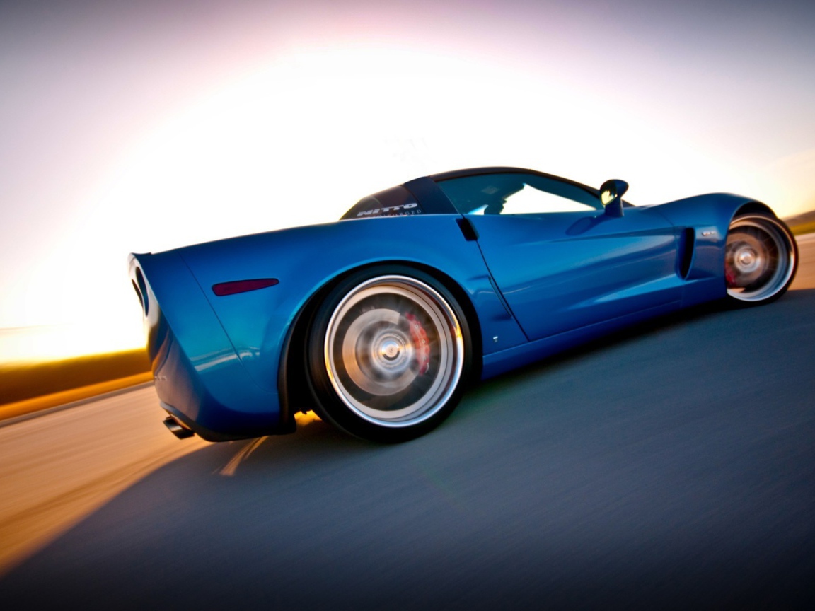 Синий Chevrolet Corvette быстро едет по пустыне