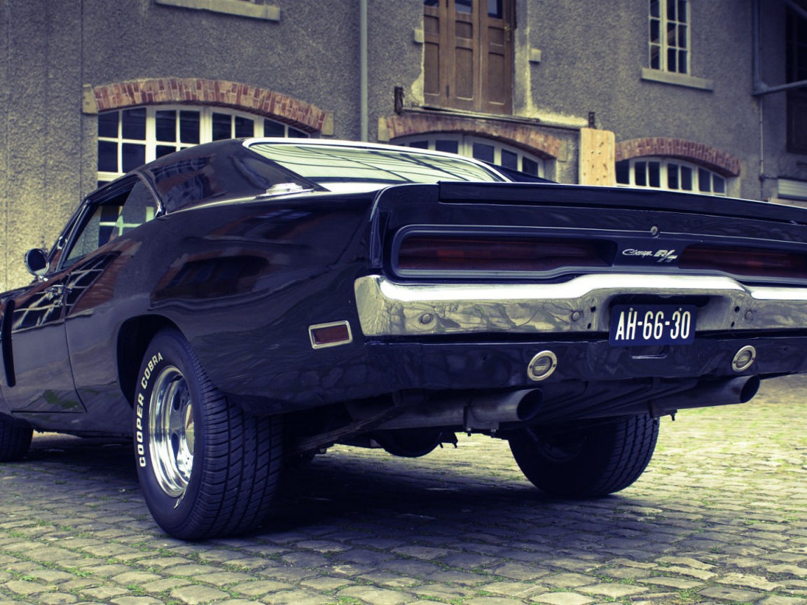 Черный автомобиль Dodge Charger RT