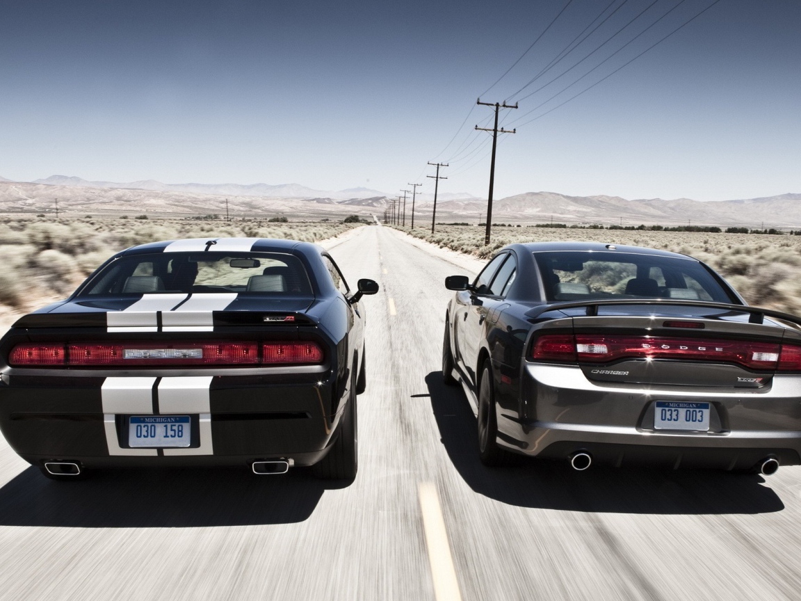 Соревнование автомобилей Dodge Сhallenger и Dodge Сharger