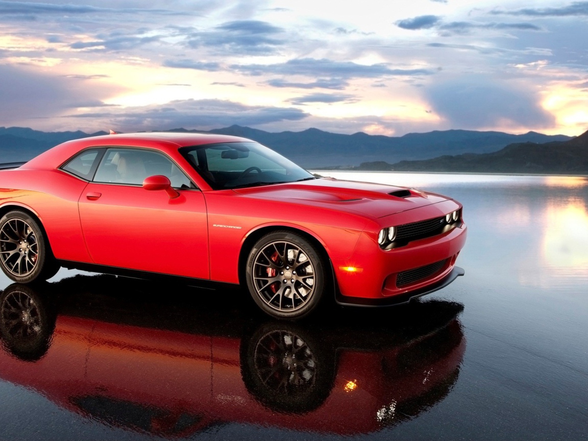 Красный Dodge Challenger SRT на поверхности воды