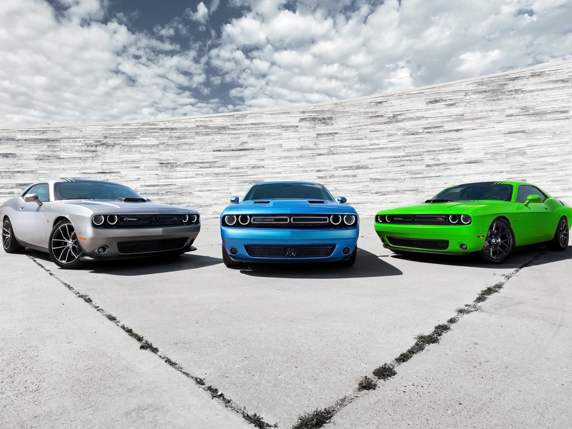 Три Dodge Challenger разных цветов