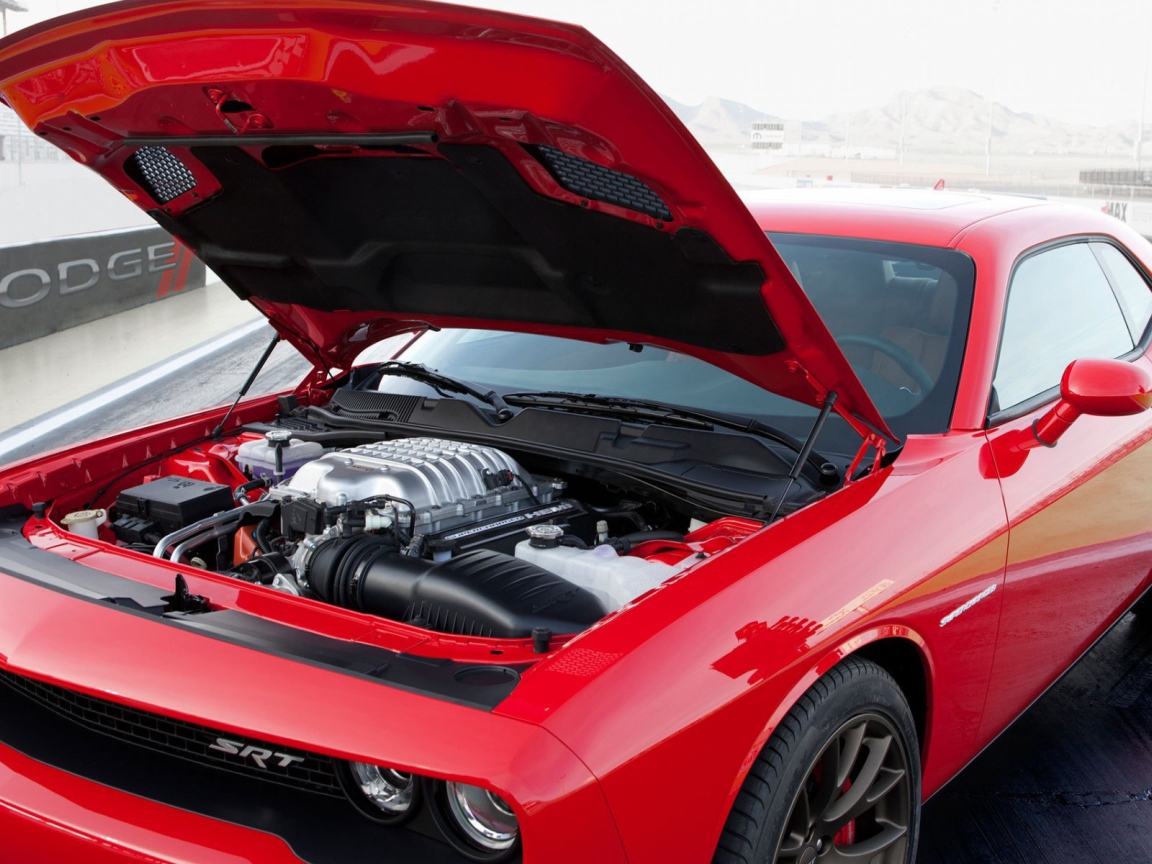 Под капотом красного Dodge Challenger